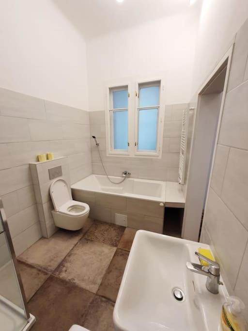 Urbanes Apartment In Wien Luaran gambar